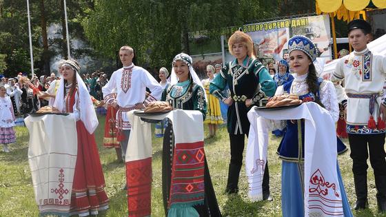 Девушки встречают хлебом-солью Девушки встречают хлебом-солью