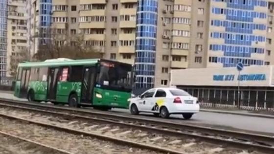 Такси не пропустило автобус, выехавший на встречную полосу Такси не пропустило автобус, выехавший на встречную полосу