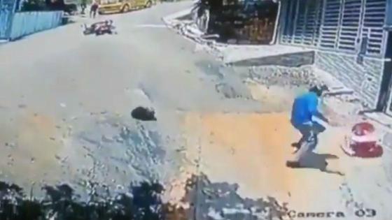Мотоциклист спасает ребенка Мотоциклист спасает ребенка