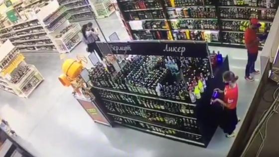 женщина крадет бутылку с виски женщина крадет бутылку с виски