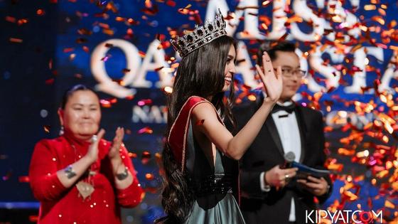 "Мисс Казахстан-2019" машет зрителям "Мисс Казахстан-2019" машет зрителям