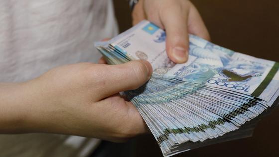 Мужчина держит в руках пачку денег Мужчина держит в руках пачку денег
