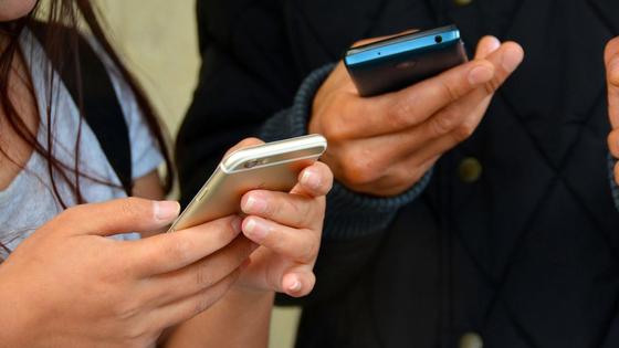 Люди держат смартфоны в руках Люди держат смартфоны в руках