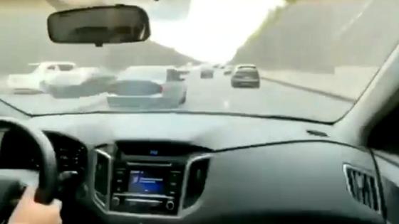 Автомобиль на огромной скорости мчится по дороге Автомобиль на огромной скорости мчится по дороге