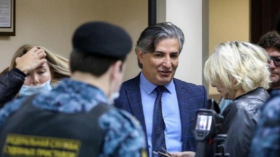 Адвокат Эльман Пашаев в зале суда Адвокат Эльман Пашаев в зале суда