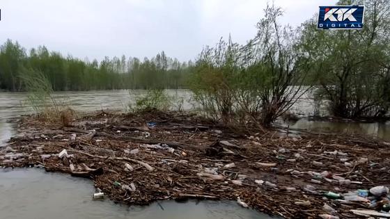 Мусор плавает в реке Мусор плавает в реке