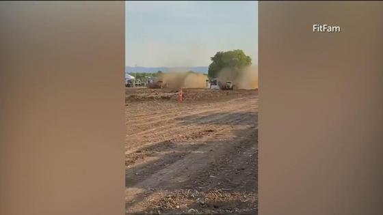 Автомобиль въехал в толпу зрителей Автомобиль въехал в толпу зрителей