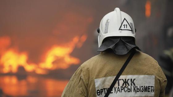 Пожарные тушат огонь Пожарные тушат огонь