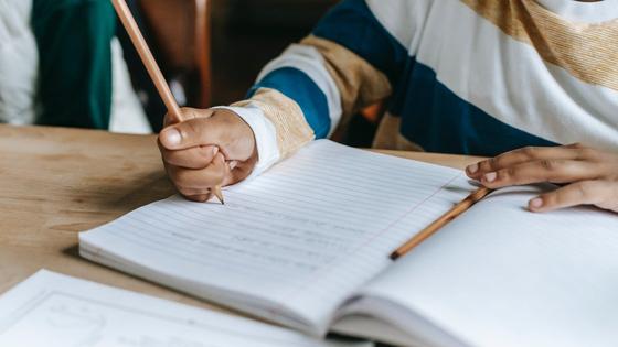Ученик сидит за партой Ученик сидит за партой