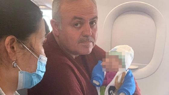 Реджеп Шекер и спасенный ребенок Реджеп Шекер и спасенный ребенок
