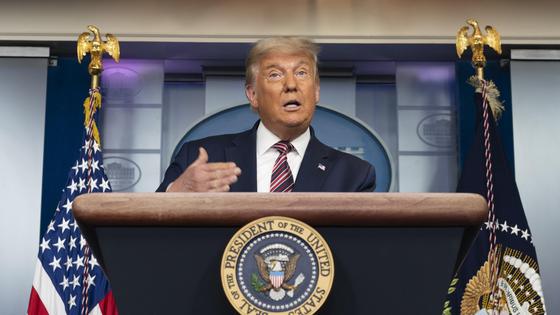 Дональд Трамп у трибуны Дональд Трамп у трибуны