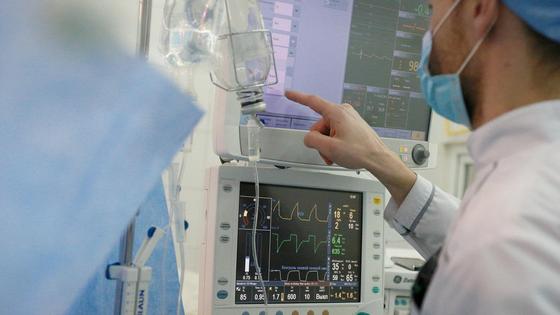 Врач следит за показателями приборов Врач следит за показателями приборов