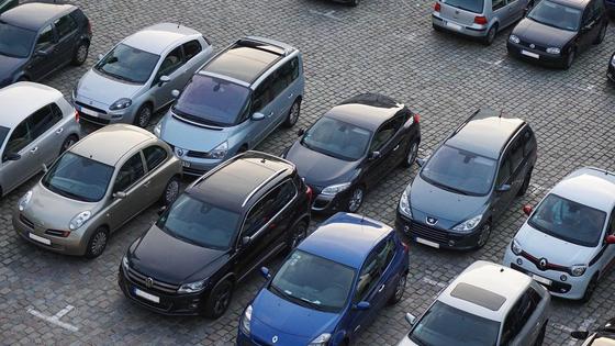 Автомобили стоят в несколько рядов на парковке Автомобили стоят в несколько рядов на парковке