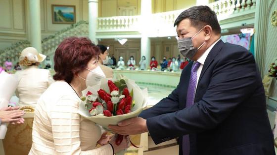 Мужчина поздравляет женщину с 8 Марта Мужчина поздравляет женщину с 8 Марта