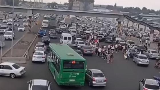 Пробки на рынке "Алтын орда" Пробки на рынке "Алтын орда"