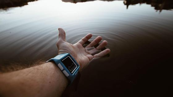 Мужчина окунул руку в воду Мужчина окунул руку в воду