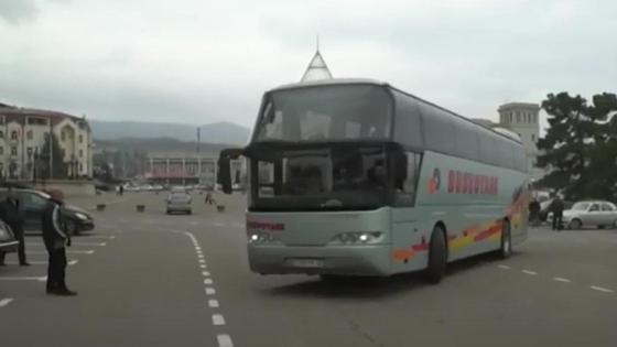 Автобус едет по дороге Автобус едет по дороге