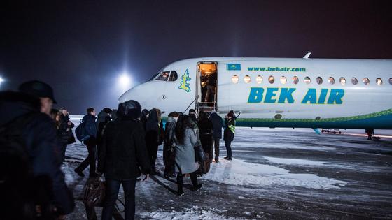 Люди возле одного из самолетов Bek Air Люди возле одного из самолетов Bek Air