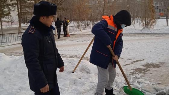 Әйелін ұрған ер адам қар тазалайды Әйелін ұрған ер адам қар тазалайды
