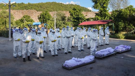 Волонтеры на похоронах погибших от коронавируса в Мьянме Волонтеры на похоронах погибших от коронавируса в Мьянме