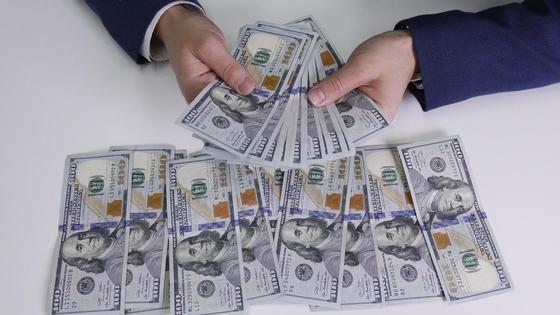 Мужчина держит пачку денег в руке Мужчина держит пачку денег в руке