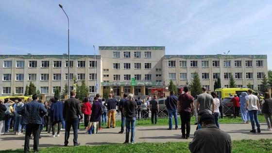 Люди около школы в Казани, где была стрельба Люди около школы в Казани, где была стрельба