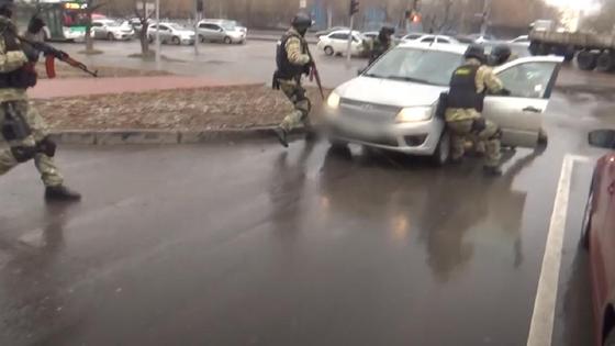 Спецназ задерживает водителя Спецназ задерживает водителя