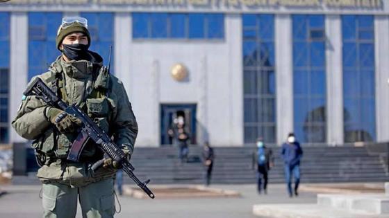 Военный с автоматом Военный с автоматом