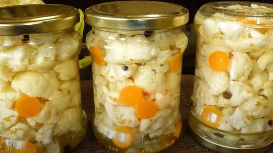 Цветная капуста и кусочки моркови в закрытых банках Цветная капуста и кусочки моркови в закрытых банках