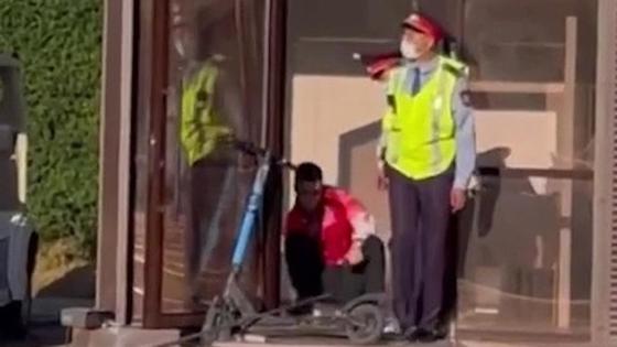 Парень врезался в дверь Парень врезался в дверь