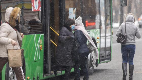 Люди выходят из автобуса Люди выходят из автобуса