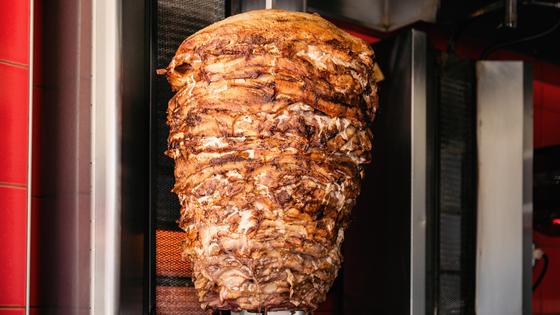 Мясо на вертикальном вертеле для донер кебаба Мясо на вертикальном вертеле для донер кебаба