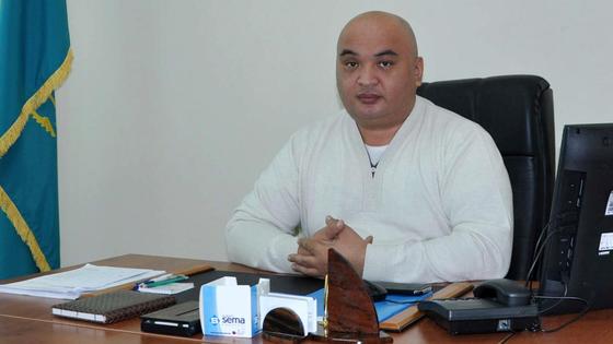 Бахытжан Алибеков сидит за столом Бахытжан Алибеков сидит за столом