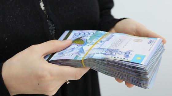 Девушка держит в руках купюры Девушка держит в руках купюры