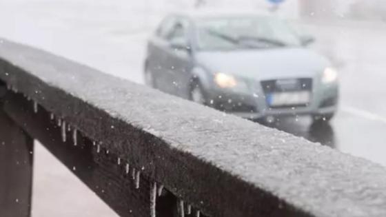 Көлік аяз күні жолда жүріп келе жатыр Көлік аяз күні жолда жүріп келе жатыр