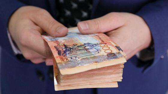 Мужчина держит в руках деньги Мужчина держит в руках деньги