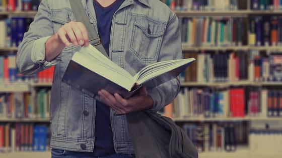 Студент взял книгу в библиотеке Студент взял книгу в библиотеке