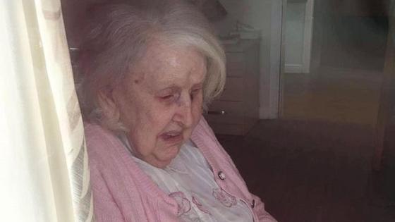 Пожилая женщина у окна Пожилая женщина у окна