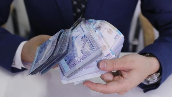 мужчина держит пачку денег в руках мужчина держит пачку денег в руках