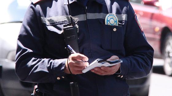 Дорожный полицейский выписывает штраф Дорожный полицейский выписывает штраф