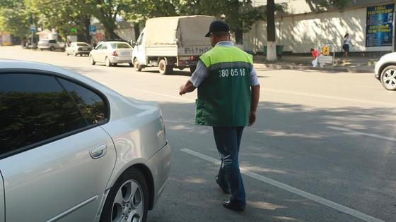 Мужчина идет по дороге рядом с авто Мужчина идет по дороге рядом с авто