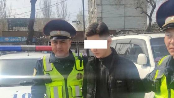 Парень, потушивший Вечный огонь в Бишкеке Парень, потушивший Вечный огонь в Бишкеке