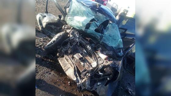 Разбитая автомобиль стоит на дороге Разбитая автомобиль стоит на дороге