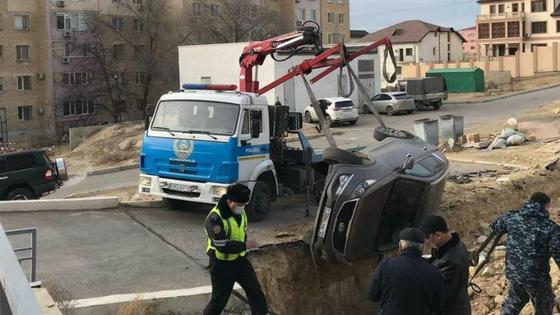 Машину вытаскивают из траншеи Машину вытаскивают из траншеи