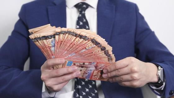 Мужчина держит в руках деньги Мужчина держит в руках деньги