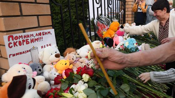 Цветы и свечи в память погибшим в школе в Казани Цветы и свечи в память погибшим в школе в Казани