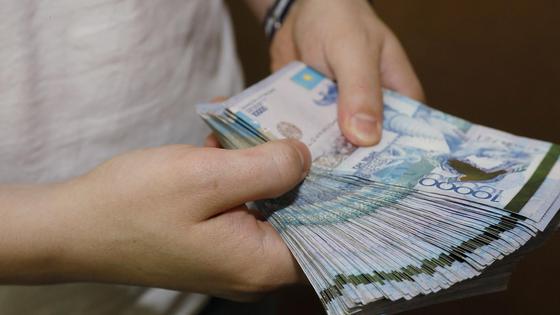 Мужчина считает деньги Мужчина считает деньги