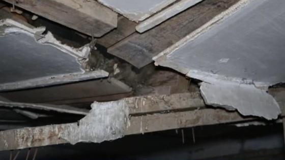 Обваливающийся потолок в доме Обваливающийся потолок в доме
