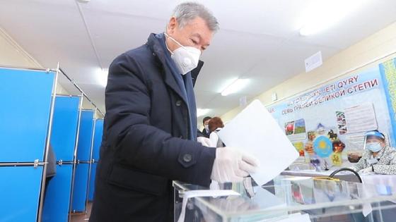 Даниал Ахметов опускает бюллетень в урну Даниал Ахметов опускает бюллетень в урну