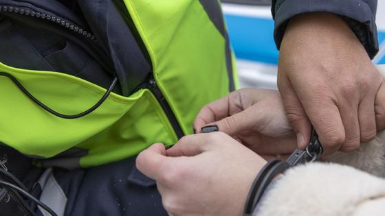 Полицейский проводит задержание Полицейский проводит задержание